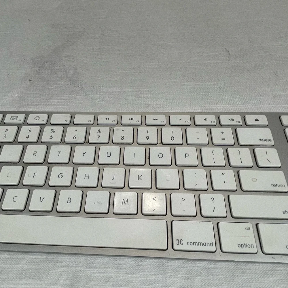 Apple A1243 Wired USB Keyboard with Numeric Keypad